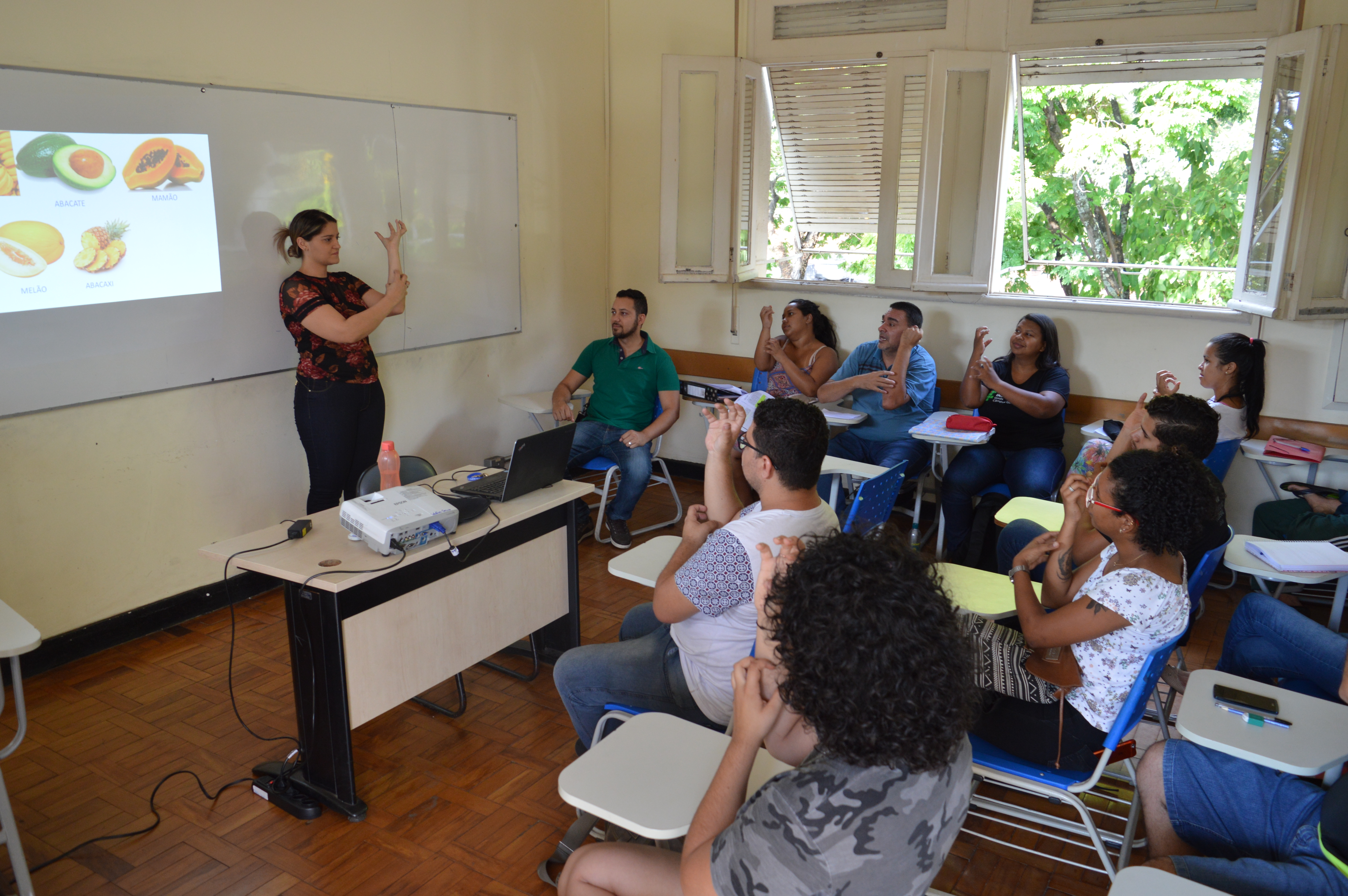 Professora surda Waléria Corcino de Oliveira ministra Libras para alunos dos cursos superiores no Câmpus Goiânia